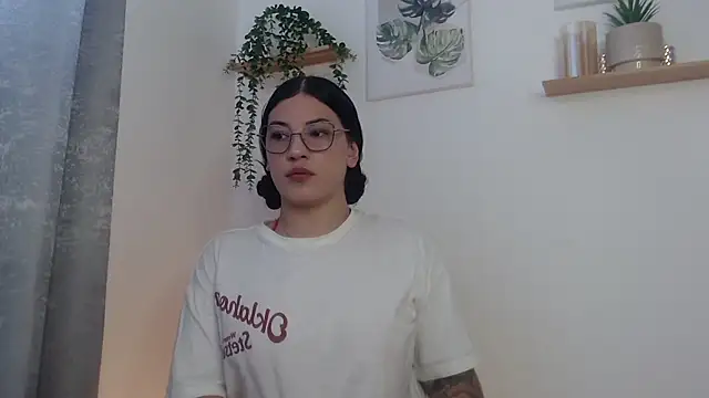 Snapshot of Leena_rose chatting on July 9, 2026, 5:39 pm Leena rose online show from July 9, 2026, 5:39 pm