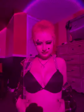 Snapshot of whimsicallylusty chatting on June 1, 2026, 1:35 pm whimsicallylusty online show from June 1, 2026, 1:35 pm