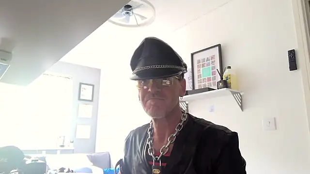 Snapshot of NottsLeather chatting on June 7, 2026, 9:35 am NottsLeather online show from June 7, 2026, 9:35 am