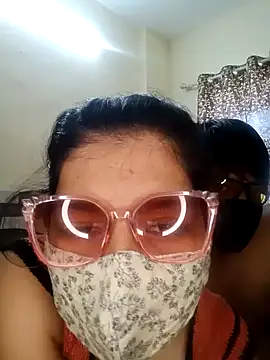 Snapshot of Desii_Couple69 chatting on May 29, 2026, 8:34 am Desii Couple69 online show from May 29, 2026, 8:34 am