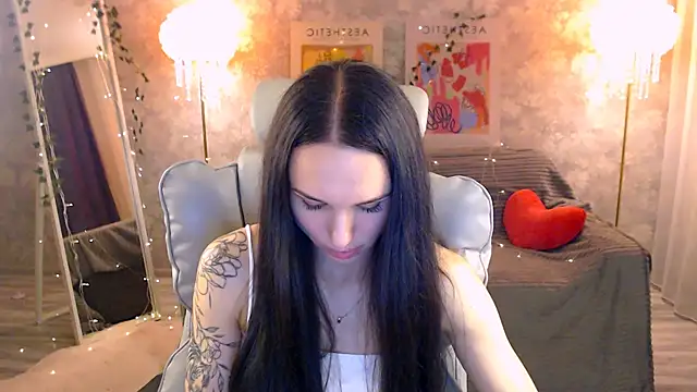 NicoleMerz online show from June 21, 2026, 5:04 pm