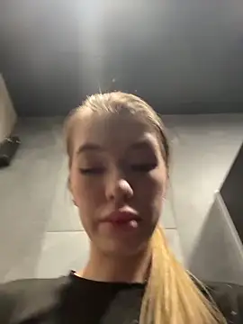 Dreamy Mia online show from June 21, 2026, 4:09 pm