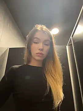 Dreamy Mia online show from June 25, 2026, 3:49 pm