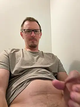 Snapshot of Hardpaul85 chatting on July 4, 2026, 3:40 pm Hardpaul85 online show from July 4, 2026, 3:40 pm