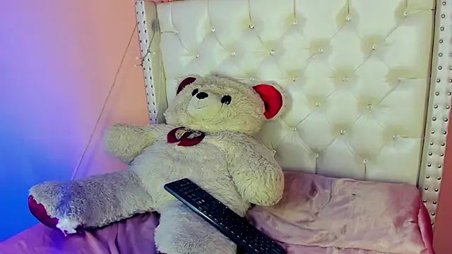 valentinee xo online show from June 19, 2026, 5:01 am