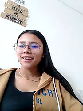 Snapshot of Sofielovee-01 chatting on June 1, 2026, 12:18 pm Sofielovee-01 online show from June 1, 2026, 12:18 pm