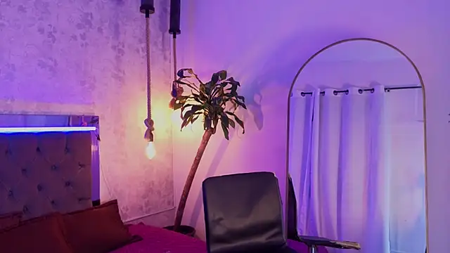 chloe bronze online show from July 14, 2026, 2:05 am