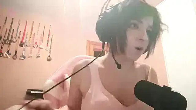 bunnyhoneylovehands online show from June 18, 2026, 6:01 pm