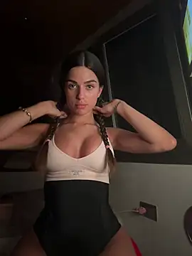 miaabelluccii online show from June 7, 2026, 9:29 pm