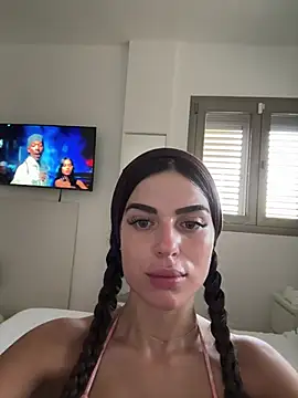 miaabelluccii online show from July 18, 2026, 4:33 pm