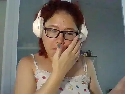 Snapshot of bitchychubby chatting on July 8, 2026, 1:43 am bitchychubby online show from July 8, 2026, 1:43 am