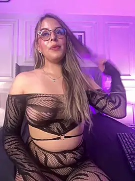 Snapshot of SunnyLuxxx chatting on July 4, 2026, 7:20 pm SunnyLuxxx online show from July 4, 2026, 7:20 pm