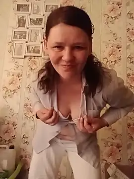 KellyCarter  online show from June 17, 2026, 1:45 pm