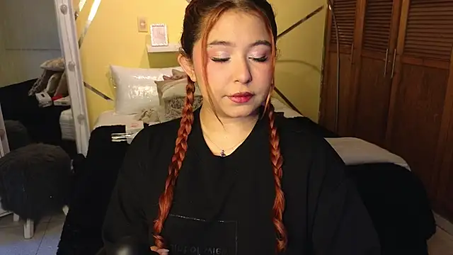 Snapshot of attenea_cutte chatting on June 17, 2026, 1:34 pm attenea cutte online show from June 17, 2026, 1:34 pm