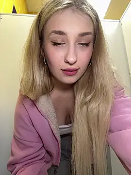 Snapshot of Polly_Pop chatting on July 5, 2026, 1:51 pm Polly Pop online show from July 5, 2026, 1:51 pm