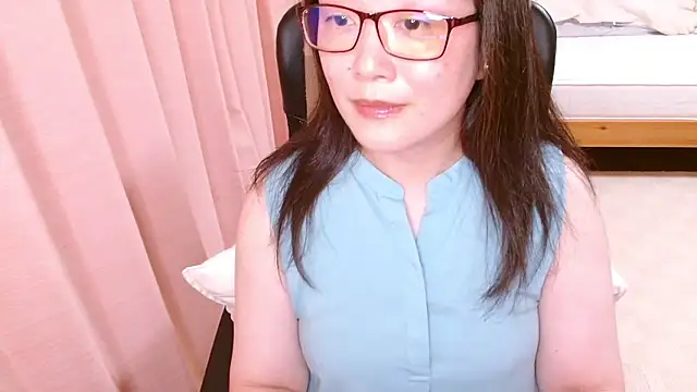 Snapshot of LENA-xo chatting on July 10, 2026, 3:25 pm LENA-xo online show from July 10, 2026, 3:25 pm
