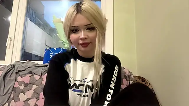 Snapshot of moonluv33 chatting on June 19, 2026, 1:26 pm moonluv33 online show from June 19, 2026, 1:26 pm