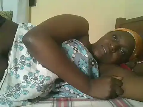 Snapshot of Yours_Ramona chatting on June 15, 2026, 11:18 pm Yours Ramona online show from June 15, 2026, 11:18 pm
