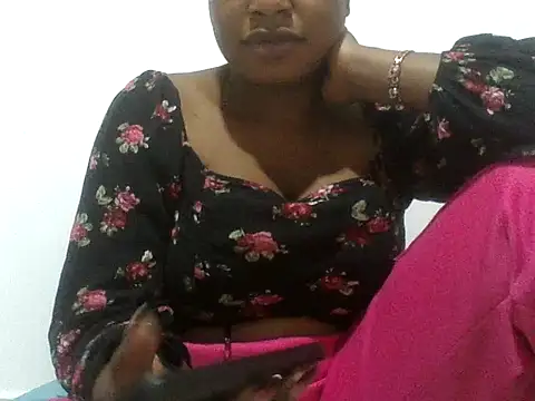 Snapshot of sweett_camillah chatting on July 14, 2026, 1:50 pm sweett camillah online show from July 14, 2026, 1:50 pm