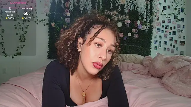 Snapshot of LyraCovee chatting on June 17, 2026, 12:35 am LyraCovee online show from June 17, 2026, 12:35 am