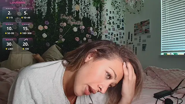 Snapshot of LyraCovee chatting on July 6, 2026, 12:18 am LyraCovee online show from July 6, 2026, 12:18 am