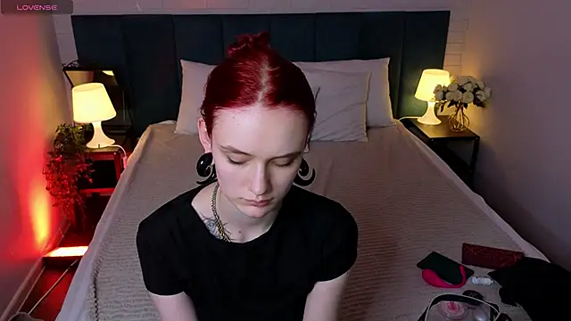 CrimsonMarquise online show from June 9, 2026, 3:01 pm