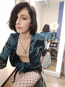 MickeQuinee online show from July 10, 2026, 8:29 am