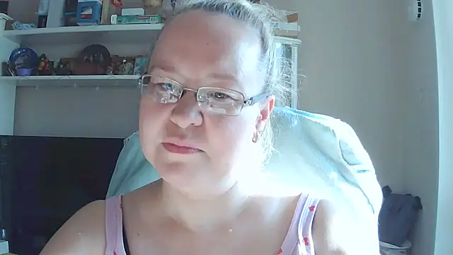 Snapshot of Viola27 chatting on July 8, 2026, 1:43 am Viola27 online show from July 8, 2026, 1:43 am