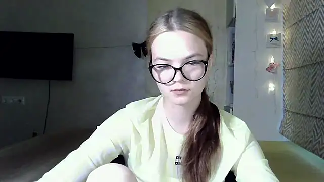 AvrilGillig online show from June 23, 2026, 4:16 pm