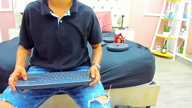 Snapshot of Pixelriott chatting on July 14, 2026, 5:29 pm Pixelriott online show from July 14, 2026, 5:29 pm