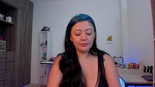 Snapshot of LauraToro_ chatting on March 25, 2026, 4:02 pm LauraToro online show from March 25, 2026, 4:02 pm