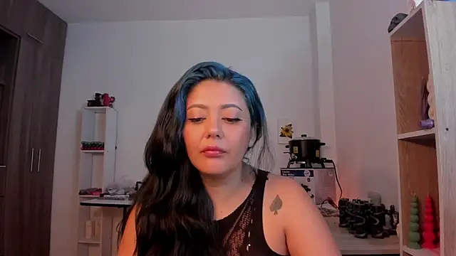 Snapshot of LauraToro_ chatting on April 5, 2026, 10:18 pm LauraToro online show from April 5, 2026, 10:18 pm