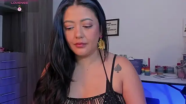 Snapshot of LauraToro_ chatting on May 4, 2026, 9:11 pm LauraToro online show from May 4, 2026, 9:11 pm