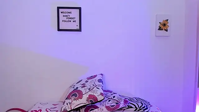 Snapshot of LauraToro_ chatting on July 17, 2026, 3:57 am LauraToro online show from July 17, 2026, 3:57 am