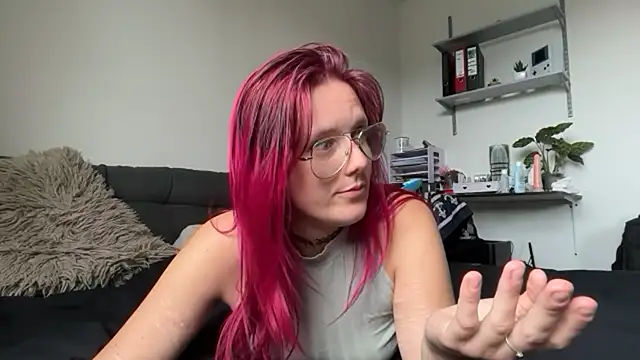 LeaLoveXXX online show from July 6, 2026, 7:05 am