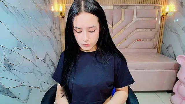 Snapshot of Aleja_r_ chatting on June 18, 2026, 7:40 pm Aleja r online show from June 18, 2026, 7:40 pm