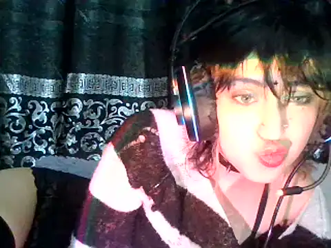 kittenpasive30 online show from June 18, 2026, 2:43 pm