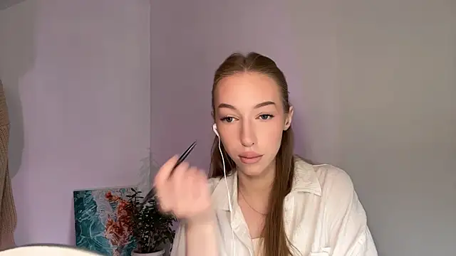 TraceyHowey online show from June 14, 2026, 8:27 am