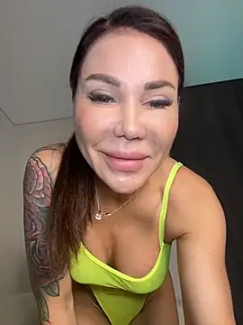 Snapshot of Golden__PollyX chatting on June 14, 2026, 5:20 am Golden PollyX online show from June 14, 2026, 5:20 am
