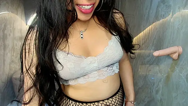 Mia  r  online show from June 19, 2026, 10:35 pm