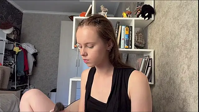 Snapshot of Mollybeans chatting on August 3, 2026, 12:10 pm Mollybeans online show from August 3, 2026, 12:10 pm