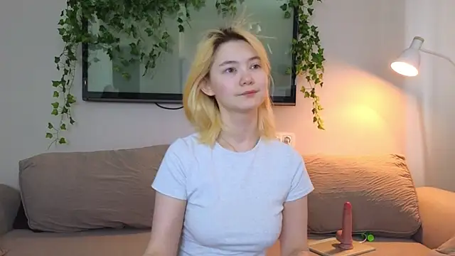 Snapshot of Emily_Miu chatting on July 13, 2026, 4:59 am Emily Miu online show from July 13, 2026, 4:59 am