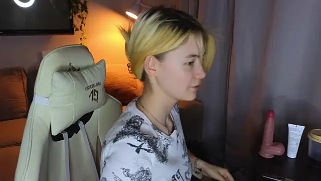 Snapshot of Emily_Miu chatting on July 25, 2026, 10:18 pm Emily Miu online show from July 25, 2026, 10:18 pm