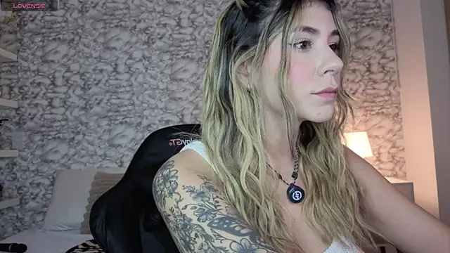 Snapshot of Isabella_Bliss chatting on July 22, 2026, 12:24 am Isabella Bliss online show from July 22, 2026, 12:24 am