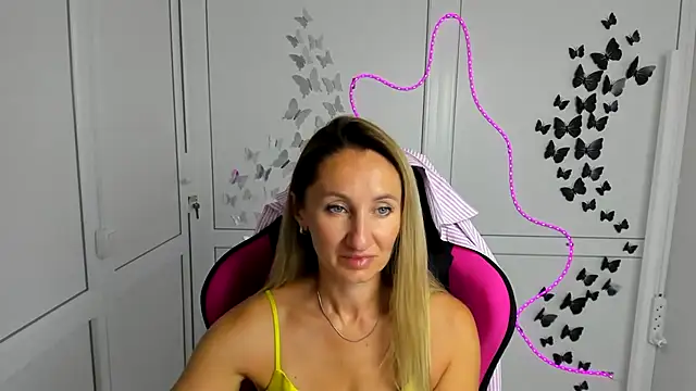 Snapshot of LilyDreamm chatting on July 23, 2026, 6:33 am LilyDreamm online show from July 23, 2026, 6:33 am