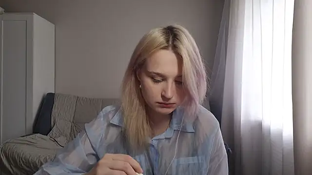 BloomMoon online show from June 26, 2026, 11:03 am