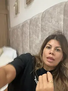 Snapshot of Valen_Milf4u chatting on July 6, 2026, 12:51 am Valen Milf4u online show from July 6, 2026, 12:51 am