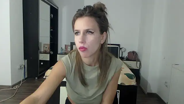 Snapshot of DedeSibel chatting on January 24, 2025, 5:42 pm DedeSibel online show from January 24, 2025, 5:42 pm