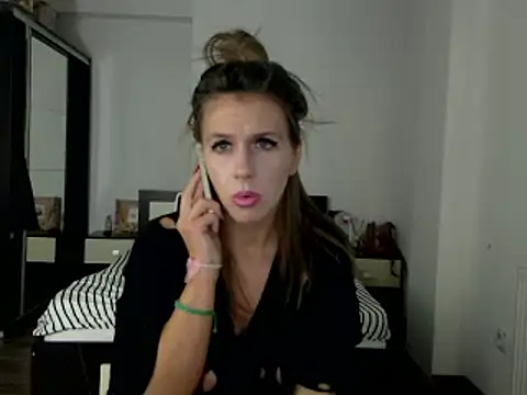 Snapshot of DedeSibel chatting on January 28, 2025, 1:59 pm DedeSibel online show from January 28, 2025, 1:59 pm