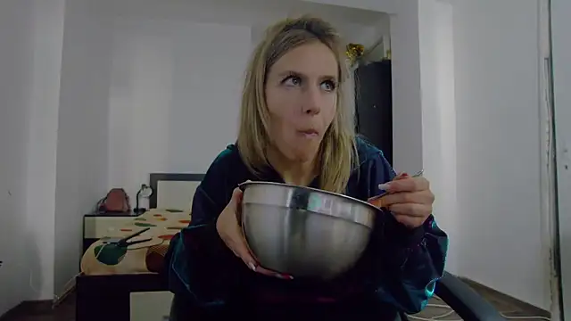 Snapshot of DedeSibel chatting on October 10, 2025, 11:20 am DedeSibel online show from October 10, 2025, 11:20 am